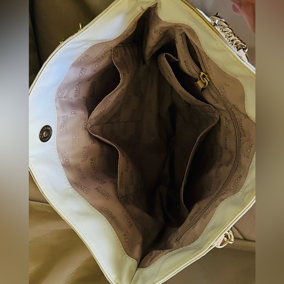 Beautiful Micheal Kors bag - Picture 13 of 16